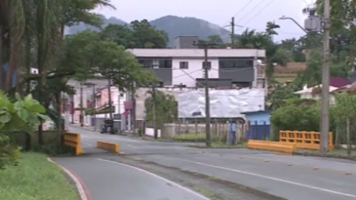 Mulher que foi apedrejada e estuprada em SC tem depoimento adiado: "Muitas dores"