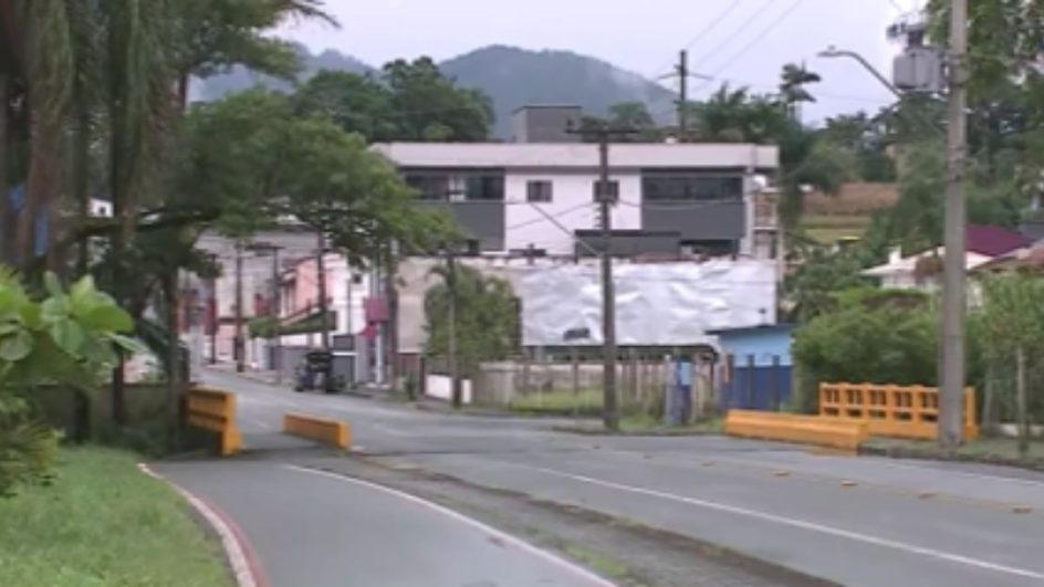 Mulher que foi apedrejada e estuprada em SC tem depoimento adiado: "Muitas dores"