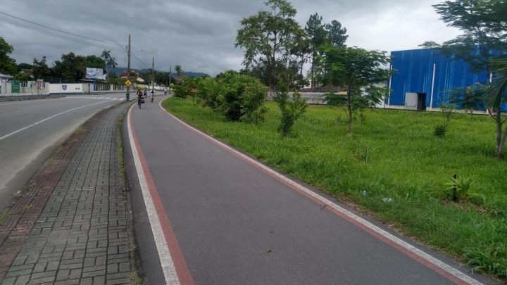 Homem é preso após apedrejar, estuprar e arremessar mulher de ponte em riacho de SC