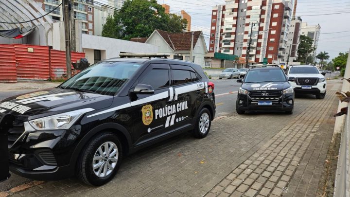 Idoso é preso com armas e explosivos artesanais na própria casa em Joinville