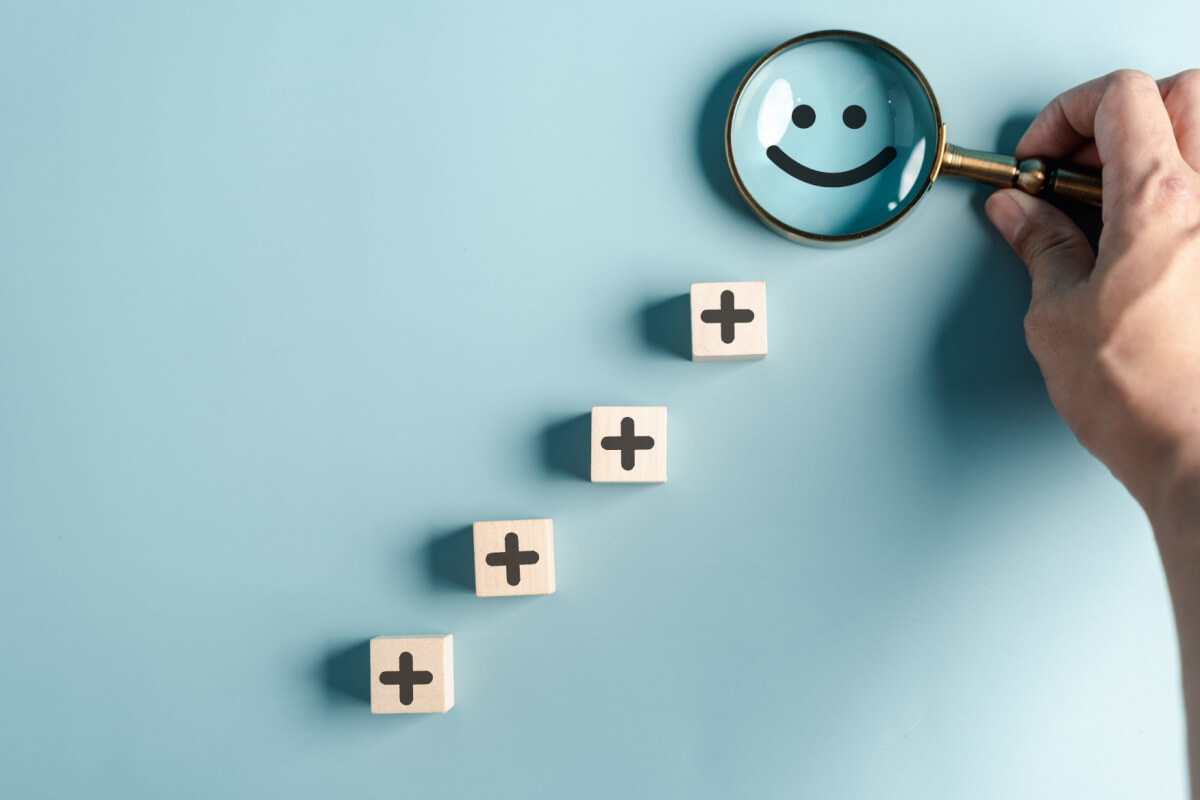 A psicoterapia positiva foca nos bons aspectos da vida (Imagem: MMD Creative | Shutterstock)