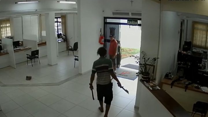 Homem invadiu prefeitura de Massaranduba com facões (Foto: Prefeitura de Massaranduba, Divulgação)
