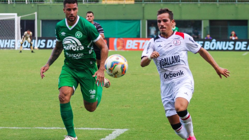 Joinville e Chapecoense têm situações para resolver nesta última rodada da fase inicial do Catarinense (Foto: Gustavo Mejía, Jec)