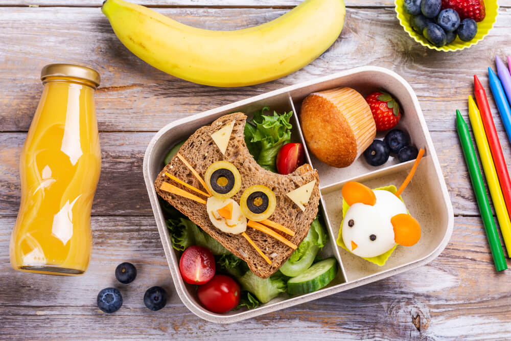A alimenta&ccedil;&atilde;o saud&aacute;vel tamb&eacute;m deve ser um tema presente na escola (Imagem: Ekaterina Markelova | Shutterstock)