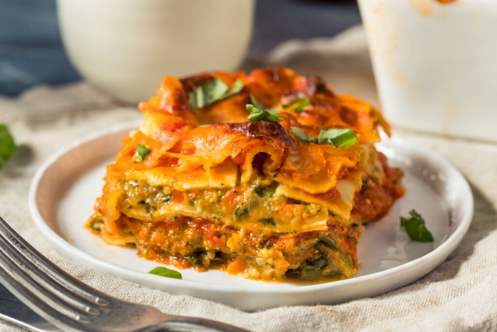 Lasanha de espinafre cogumelos (Imagem: Brent Hofacker | Shutterstock)