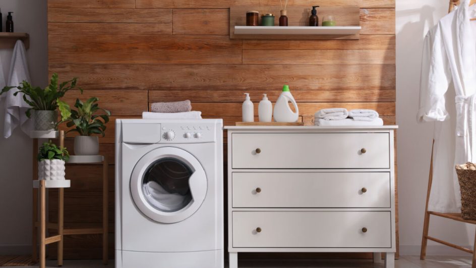 Uma área de serviço bem planejada ajuda na rotina do lar (Imagem: New Africa | Shutterstock)