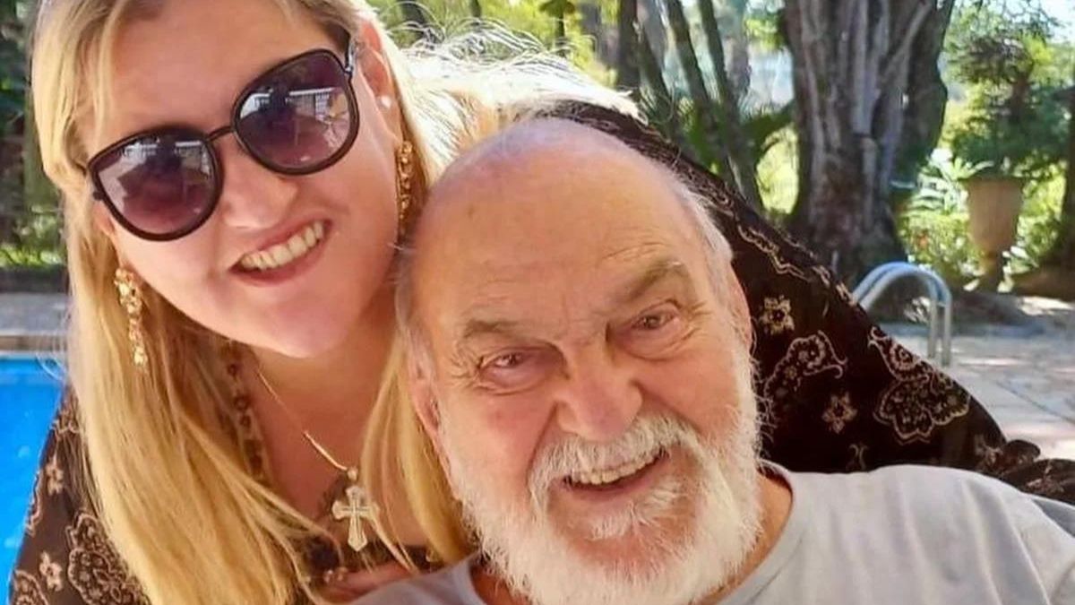 Lima Duarte a filha Julia Martins, falecida aos 46 anos, na sexta-feira (16). lima duarte e filha (Foto: Reprodução, @limaduarte)