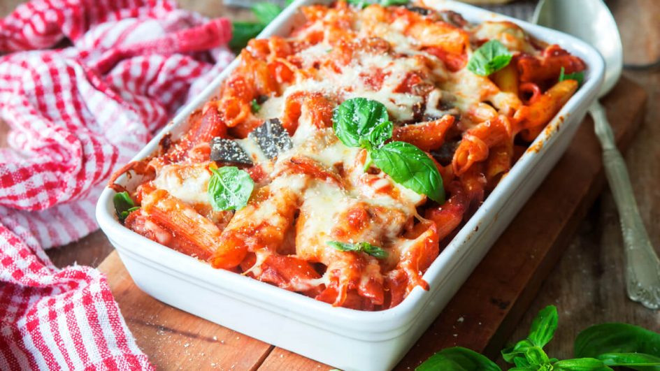 Macarrão ao forno (Imagem: Irina Meliukh | Shutterstock)