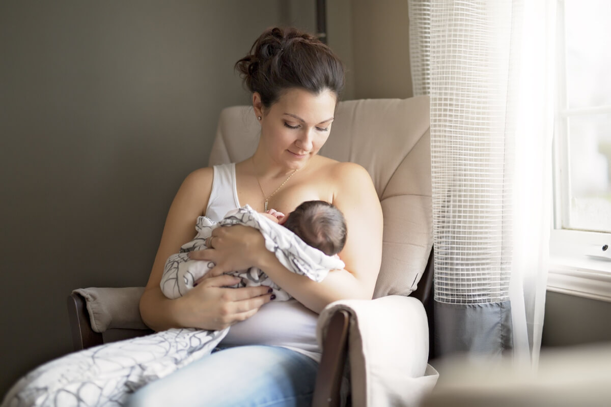 Algumas substâncias podem ser passadas ao bebê pelo leite materno (Imagem: Lopolo | Shutterstock)