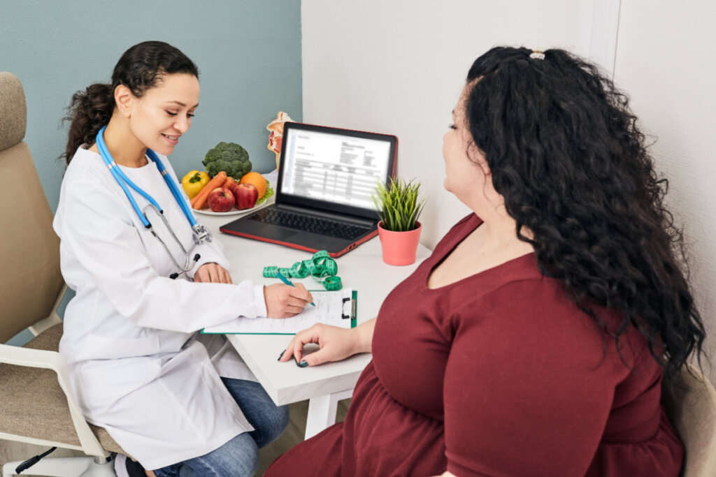 O cuidado com a alimentação é importante para o tratamento e prevenção da obesidade (Imagem: Peakstock | Shutterstock)