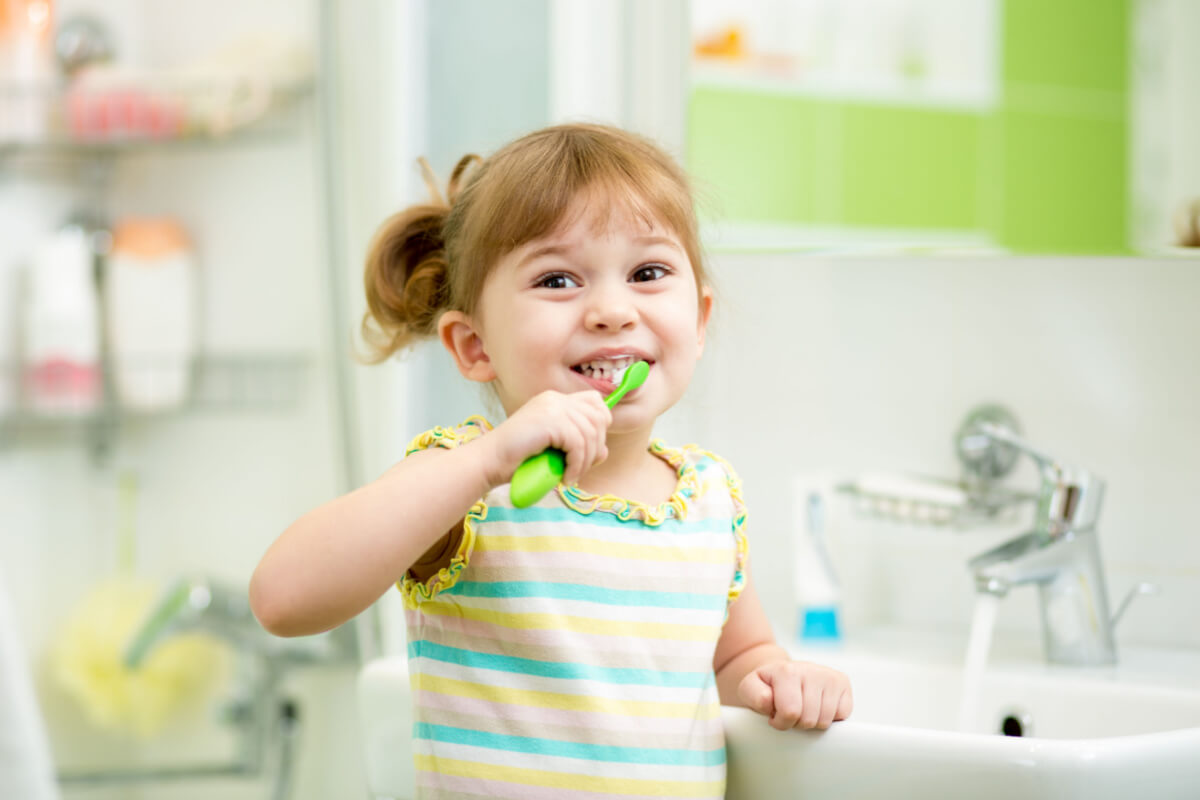 Os cuidados com os dentes devem começar na infância (Imagem: Oksana Kuzmina | Shutterstock)