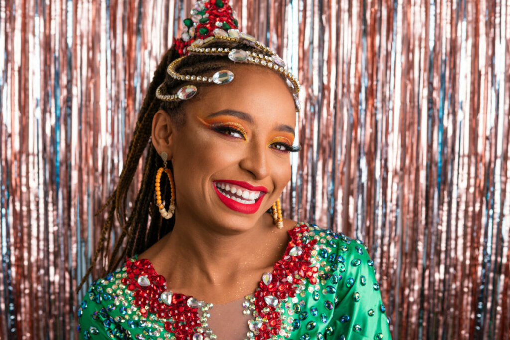 Usar o p&oacute; na zona T do rosto ajuda na durabilidade da maquiagem (Imagem: Vergani Fotografia | Shutterstock)