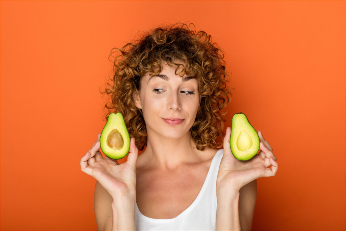 O abacate é uma fruta que oferecer diversos benefícios à saúde (Imagem: All kind of people | Shutterstock)
