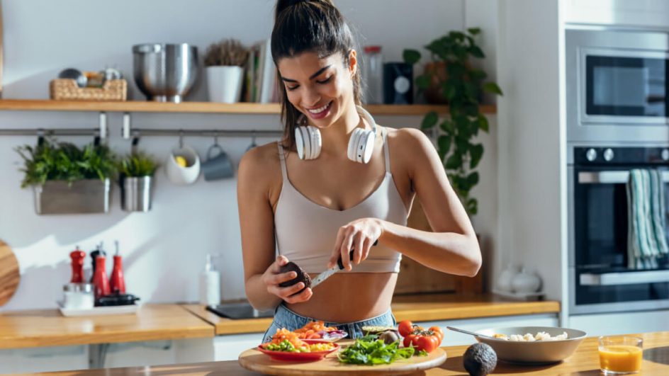 Determinados alimentos podem potencializar os resultados da academia (Imagem: Josep Suria | Shutterstock)