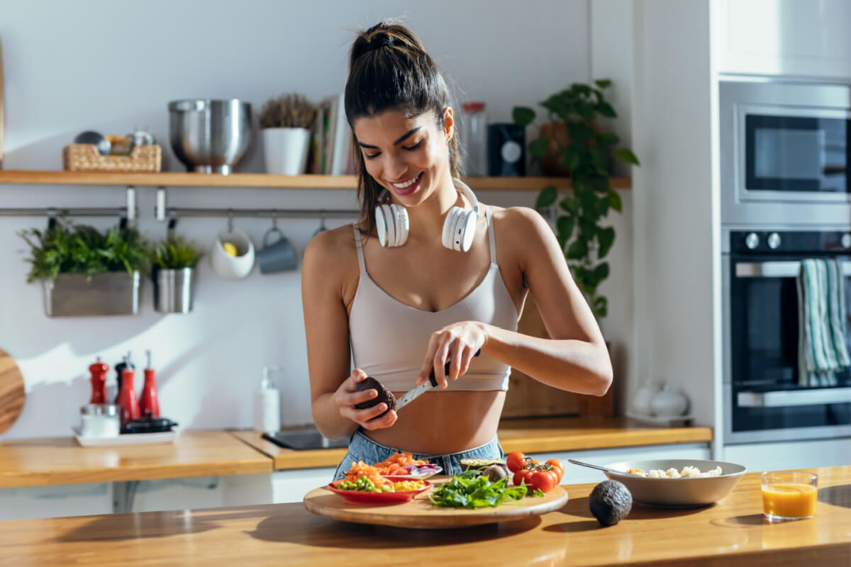 Determinados alimentos podem potencializar os resultados da academia (Imagem: Josep Suria | Shutterstock)