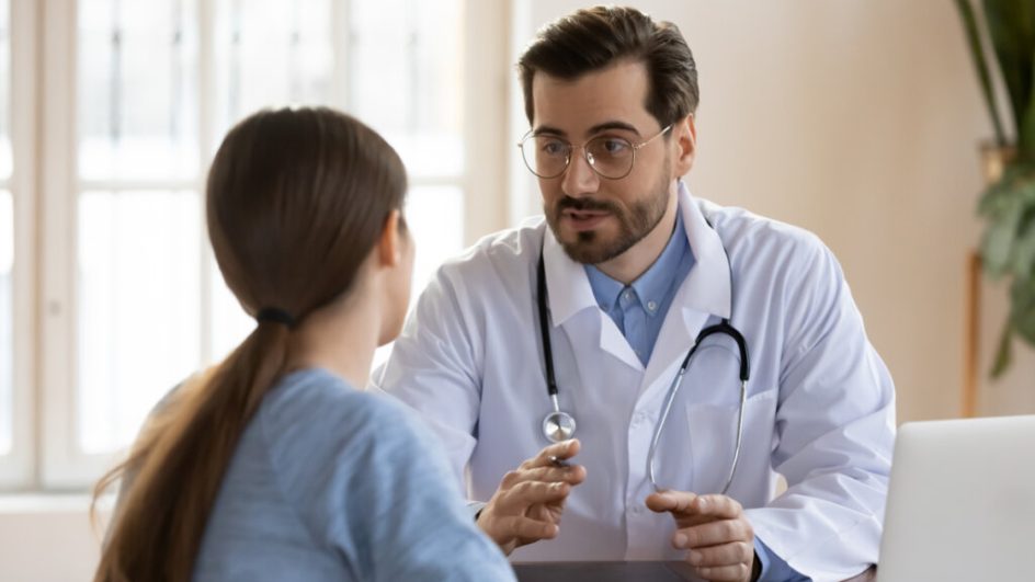 Profissionais de saúde devem ser consultados para avaliação antes do procedimento (Imagem: fizkes | Shutterstock)