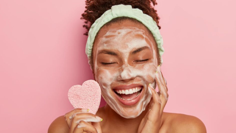 Os cuidados com a pele devem ser redobrados após o Carnaval (Imagem: Cast Of Thousands | Shutterstock)