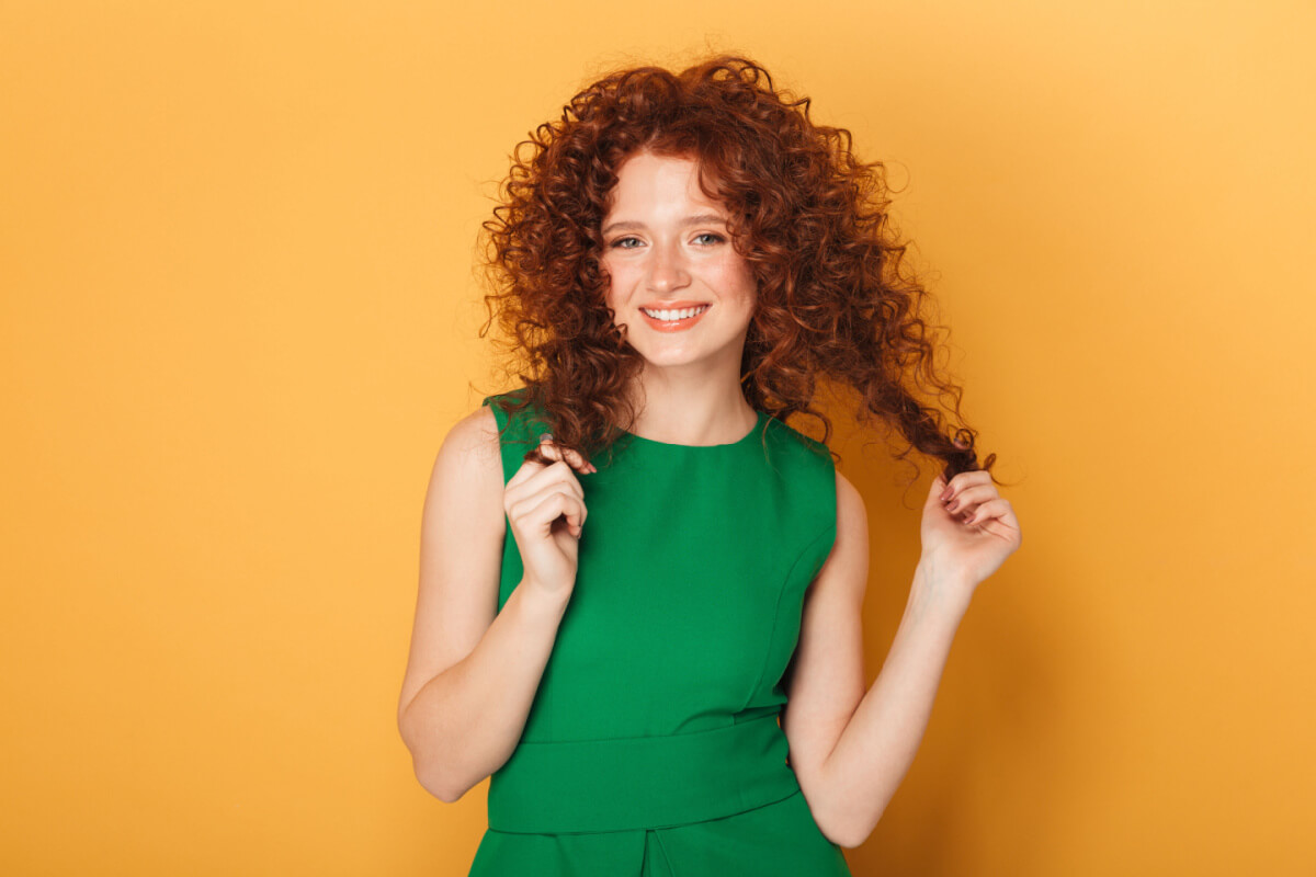 O cabelo ruivo precisa de alguns cuidados para se manter bonito e saudável (Imagem: Dean Drobot | Shutterstock)