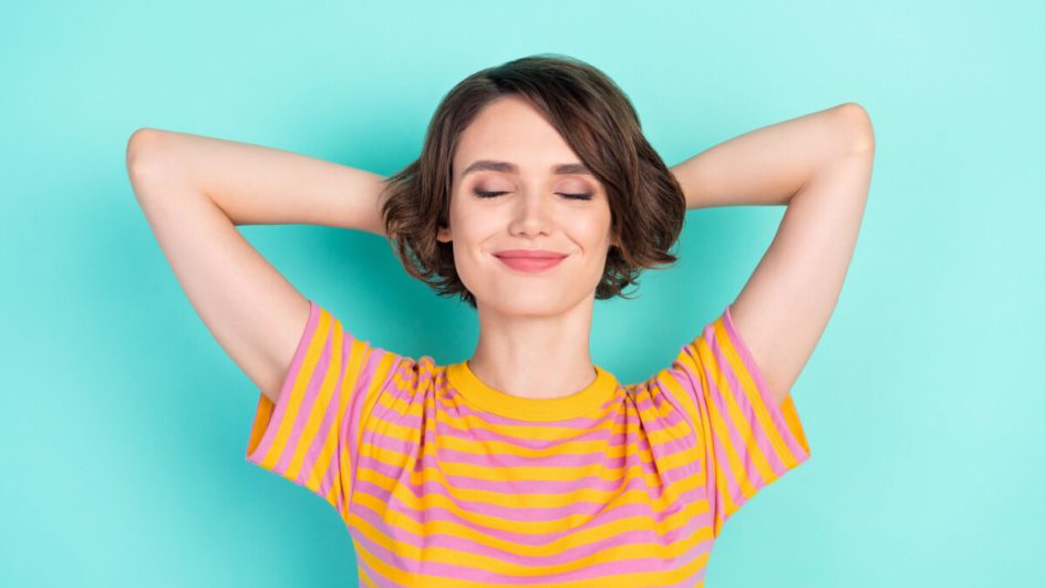 Alguns hábitos no dia a dia ajudam a reduzir a frequência de crises de enxaqueca (Imagem: Roman Samborskyi | Shutterstock)