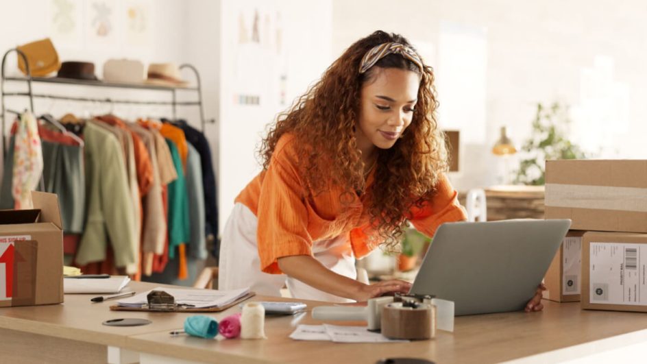 Algumas estratégias são importantes para destacar a empresa no mercado (Imagem: PeopleImages.com - Yuri A |  Shutterstock)