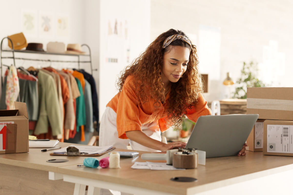 Algumas estratégias são importantes para destacar a empresa no mercado (Imagem: PeopleImages.com - Yuri A | Shutterstock)