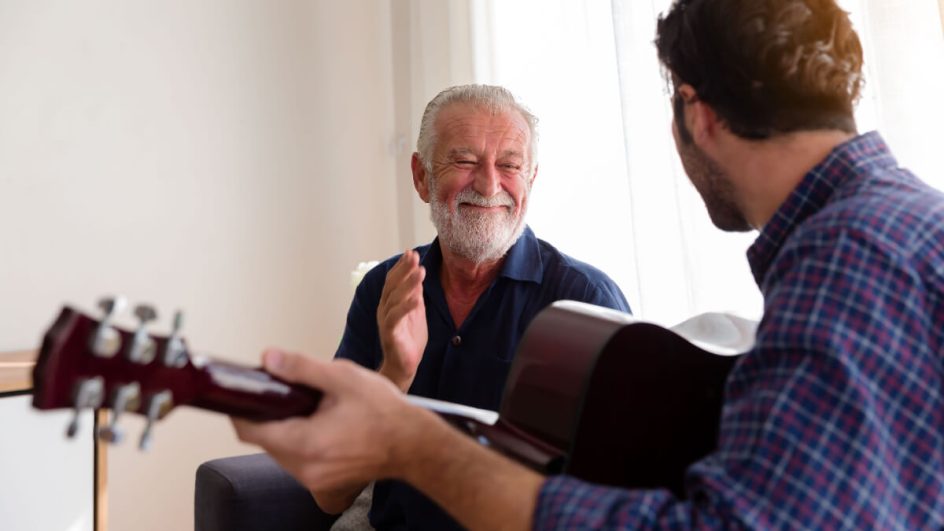 A música aproxima as pessoas,
marcando momentos e tornando-os inesquecíveis (Imagem: Amorn Suriyan | Shutterstock)