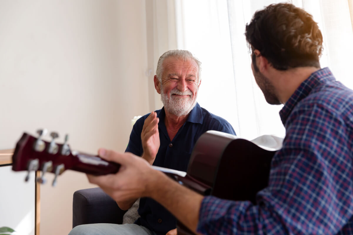 A música aproxima as pessoas, 
marcando momentos e tornando-os inesquecíveis (Imagem: Amorn Suriyan | Shutterstock)