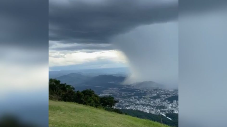VÍDEO: Nuvem de chuva "engole" cidade, derruba árvores e arranca telhado de empresa em SC