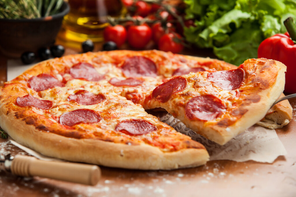 Pizza de calabresa (Imagem: Artem Khaustov | Shutterstock)
