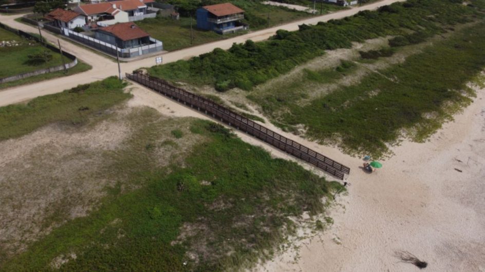 Praia de SC recebe investimento de R$ 295 mil para instalação de rampas de acesso