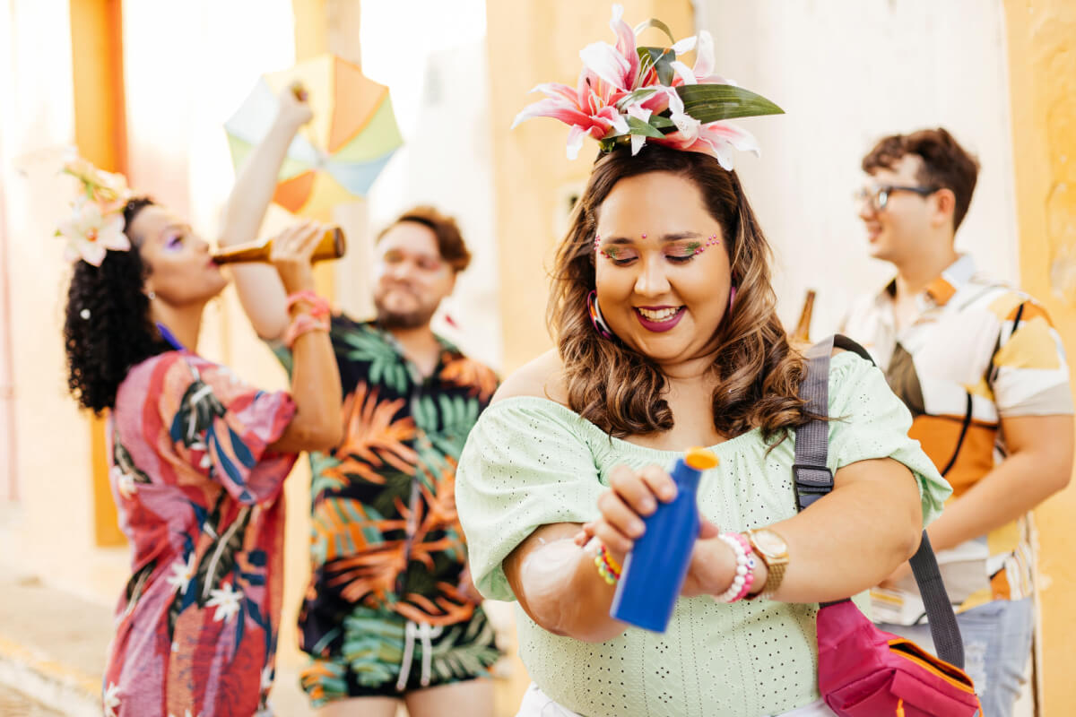 Cuidar da pele também é importante no Carnaval (Imagem: Kleber Cordeiro | Shutterstock)