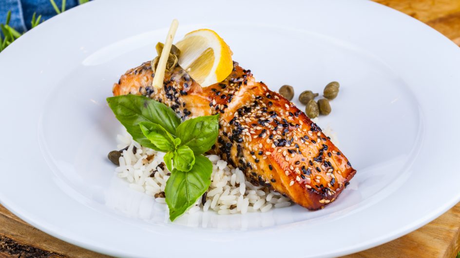 Salmão com crosta de gergelim (Imagem: vsl | Shutterstock)