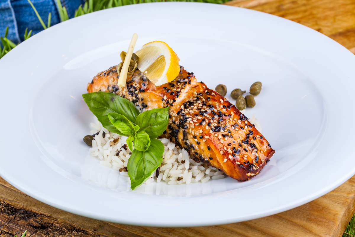 Salmão com crosta de gergelim (Imagem: vsl | Shutterstock)