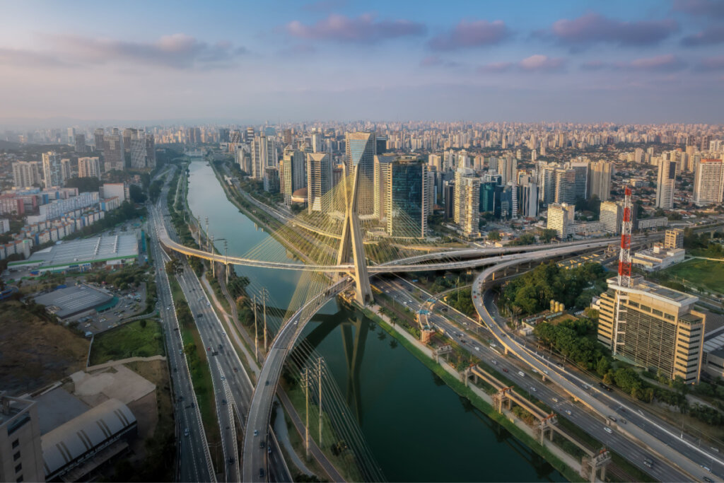 São Paulo é considerada o centro financeiro e urbano do Brasil (Imagem: Diego Grandi | Shutterstock)