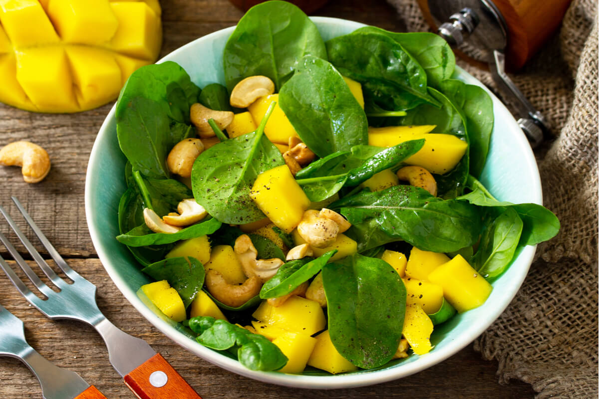 Salada de espinafre com manga (Imagem: Elena Hramova | Shutterstock)