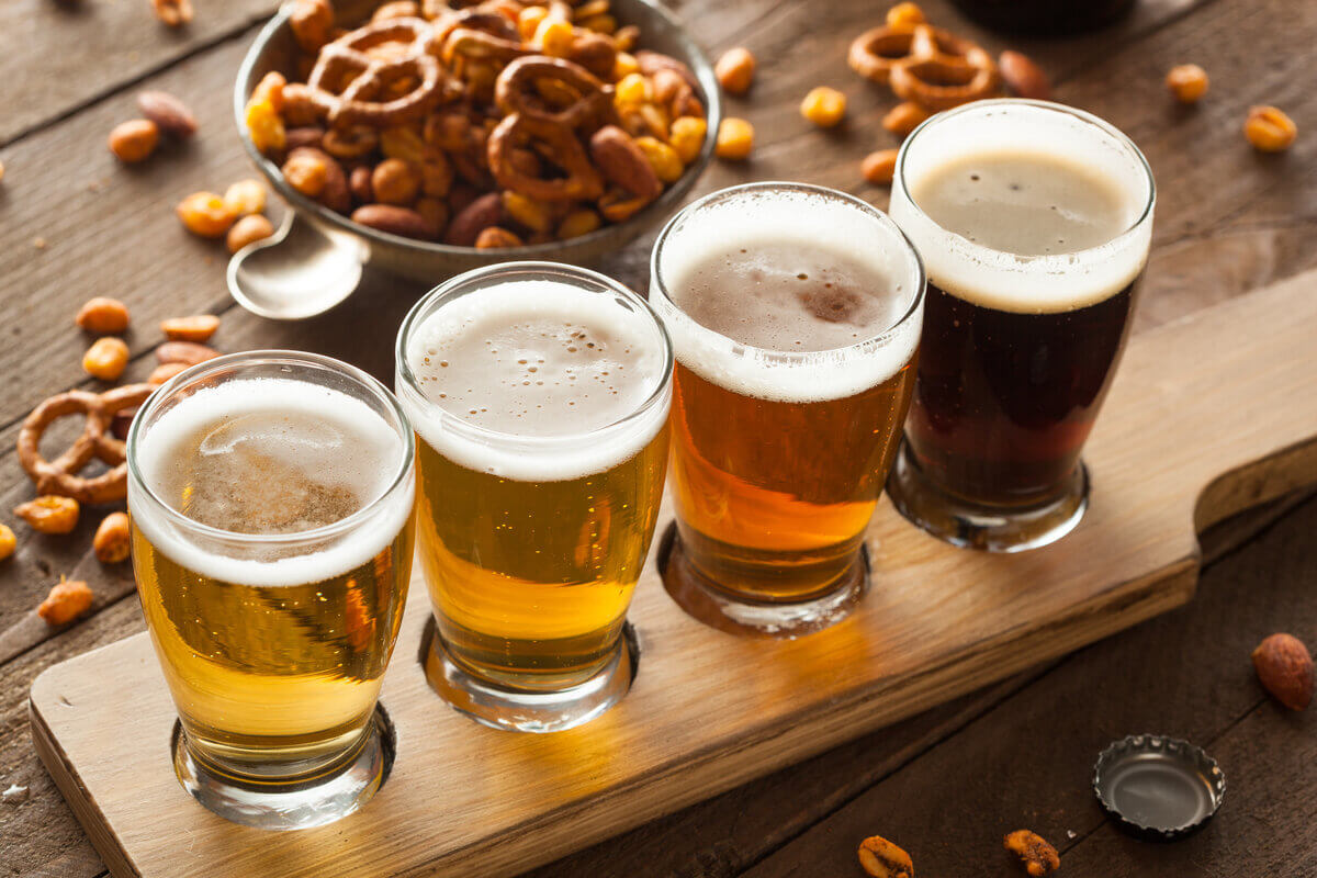 Queridinha do verão, a cerveja é destaque nas refeições (Imagem: Brent Hofacker | Shutterstock)