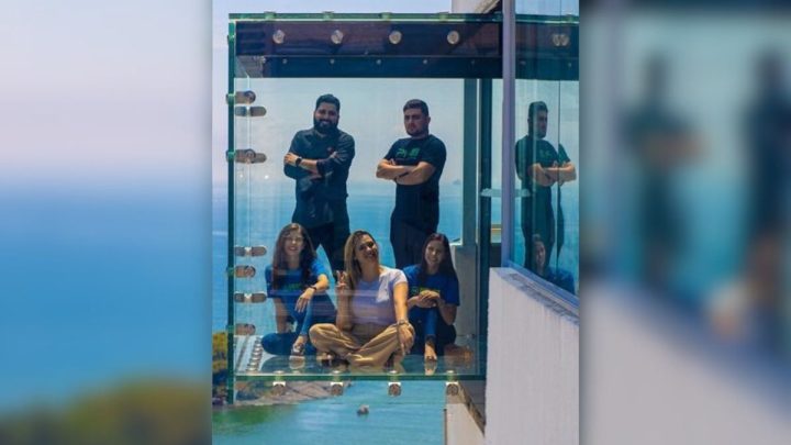 Nova atração em Balneário Camboriú coloca turistas em "aquário" a 120 metros de altura