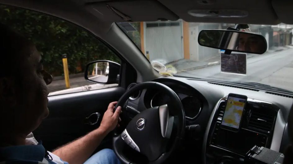 Homem com as mãos no volante