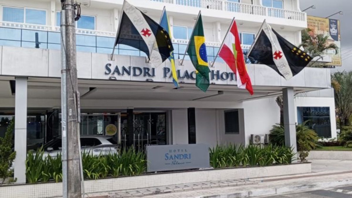 O hotel em que o elenco vascaíno vai se hospedar hasteou bandeiras do time como homenagem (Foto: Reprodução, Twitter, @gudryanneufert)