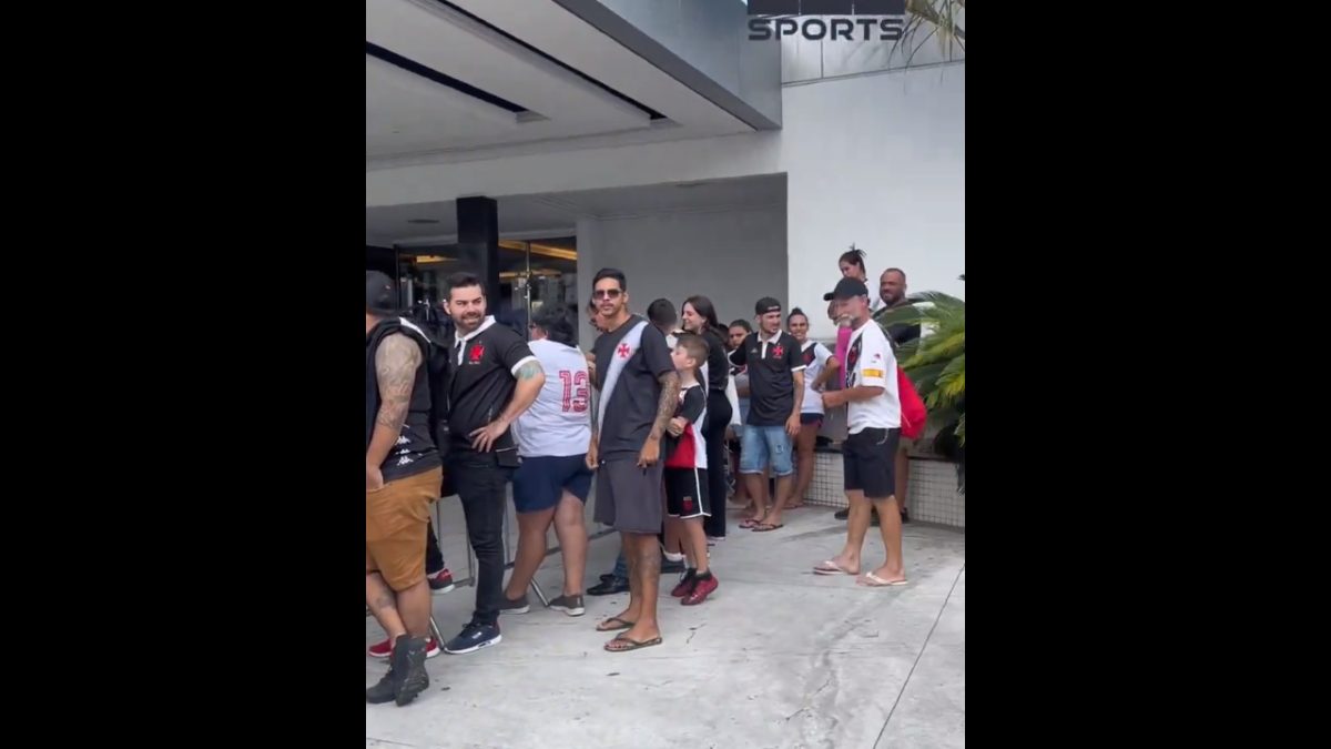 Os torcedores já estão aguardado a chegada dos jogadores do Vasco em Itajaí (Foto: Reprodução, BTB Sports)