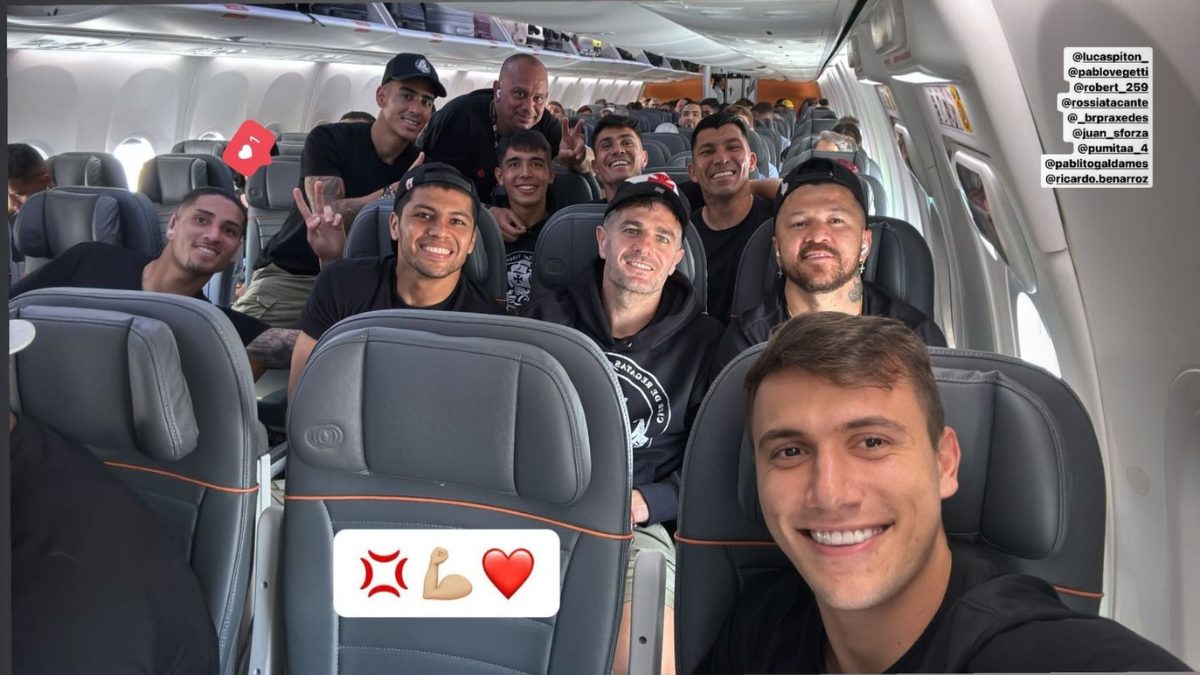 Elenco do Cruz-Maltino publicou foto no avião em rumo à Itajaí (Foto: Reprodução, Instagram)