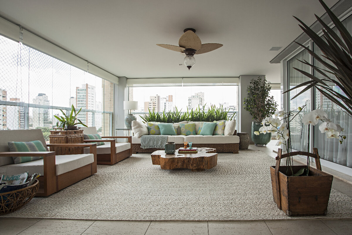 A madeira e as fibras naturais de mobiliários e itens decorativos realçam a ligação dos humanos com a natureza (Projeto de Korman Arquitetos | Foto: Gui Morelli)
