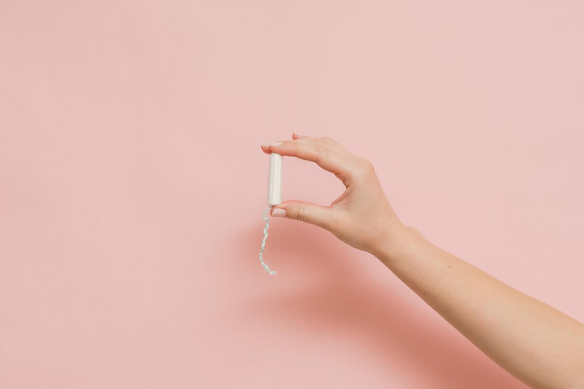 Mitos sobre o absorvente interno afetam a decisão das mulheres de utilizar o método (Imagem: Anton Tolmachov | Shutterstock)