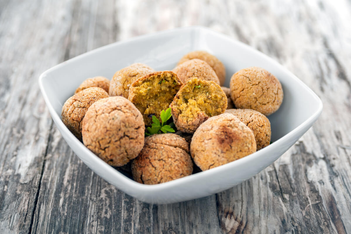 Bolinho de grão-de-bico com semente de gergelim (Imagem: Alessio Orru | Shutterstock)