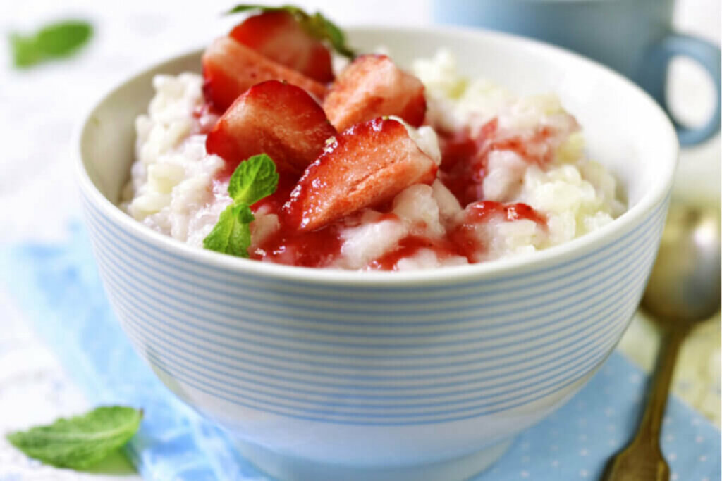 Arroz-doce com calda de morango (Imagem: Liliya Kandrashevich | Shutterstock)