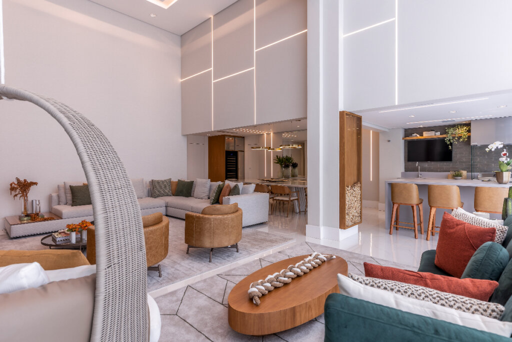 Nesse apartamento, a arquiteta Marta Martins brincou com a iluminação artificial (Imagem: Rafael Renzo | Projeto: Marta Martins)