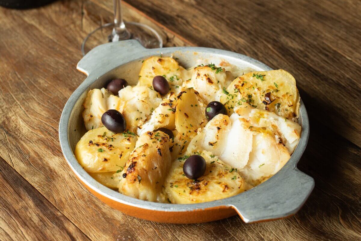 Bacalhau com batata e azeitona (Imagem: Gayvoronskaya_Yana | Shutterstock)