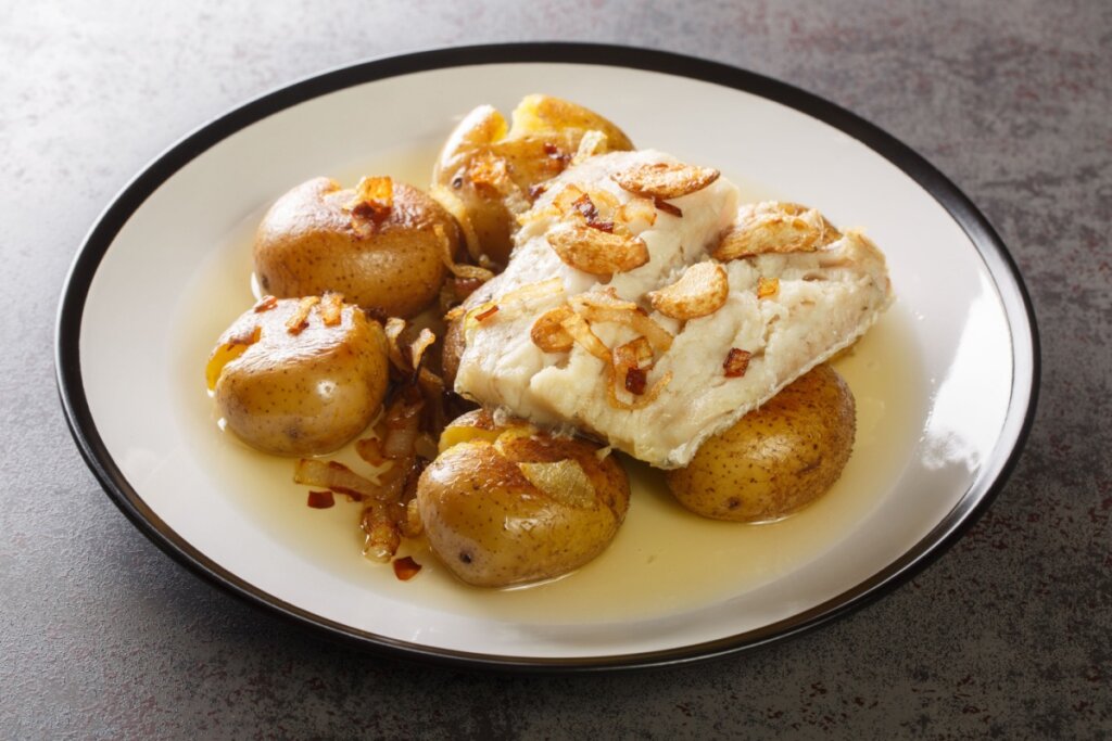 Bacalhau à lagareiro (Imagem: AS Foodstudio | Shutterstock)