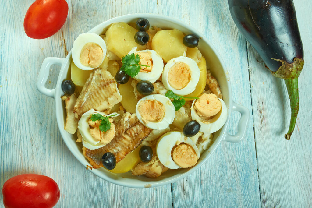 Bacalhoada com batatas, ovos e azeitonas (Imagem: Fanfo | Shutterstock)