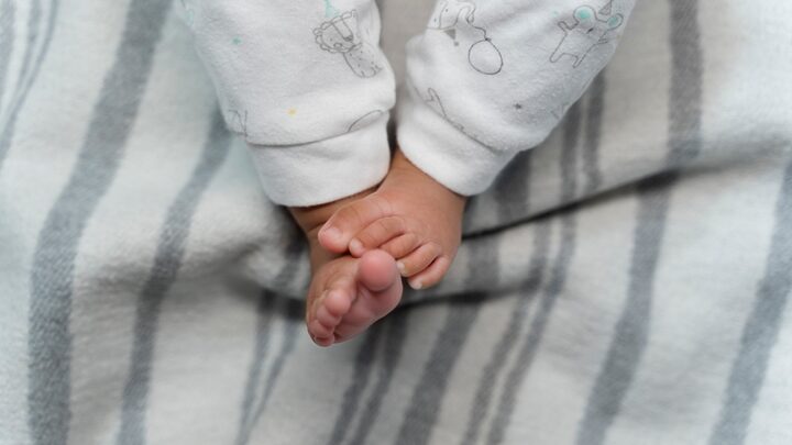 Bebê de um mês morre engasgado por leite materno em Criciúma